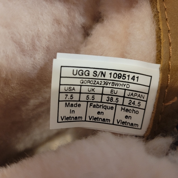 UGG Adirondack Boots - Picture 7 of 10